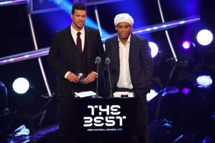 Debido a que Cristiano Ronaldo y Messi no llegaron al evento, los exjugadores Michael Ballack y Ronaldinho recibieron los premios de ambos al 11 ideal de la Fifa.