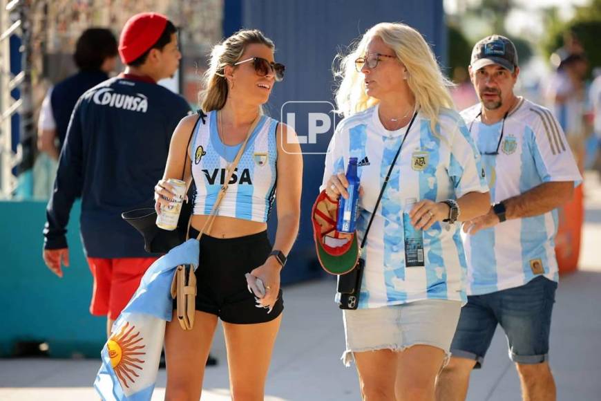 Muchas aficionadas argentinas viajaron a Estados Unidos para ver a su selección.