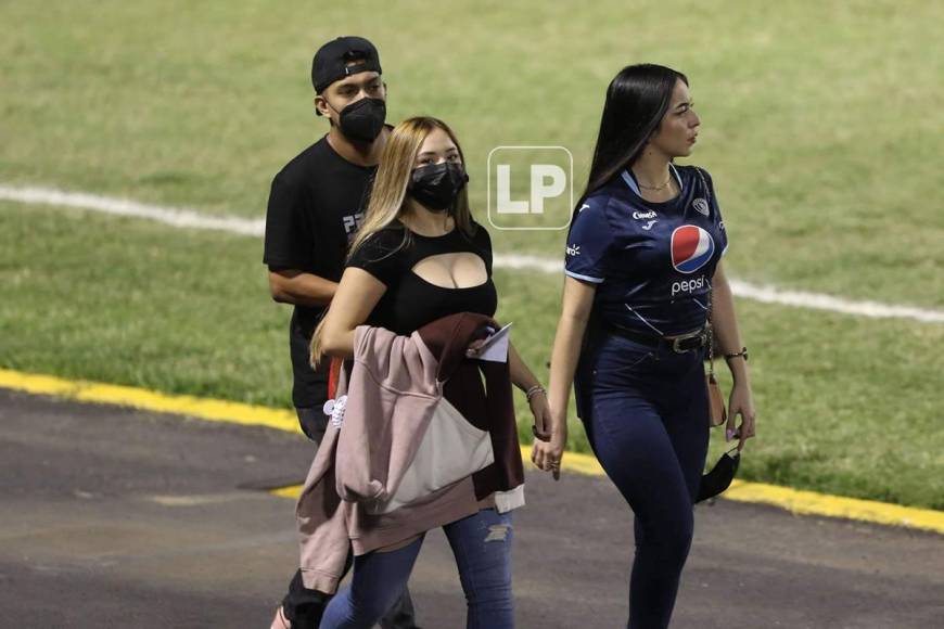 Estas guapas chicas aparecieron por la pista del Nacional antes del inicio del partido.
