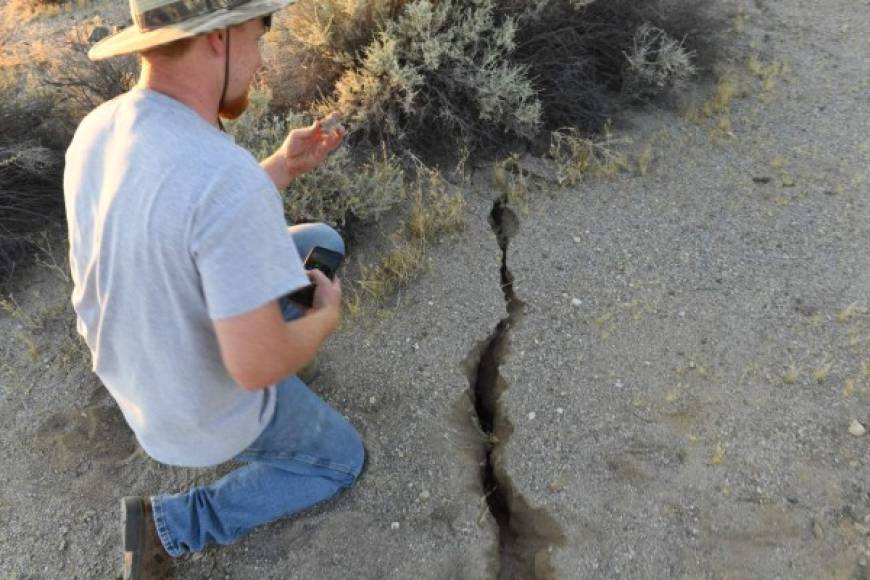 Los sismos de la semana pasada provocaron varias grietas en carreteras y regiones aledañas a Los Ángeles.