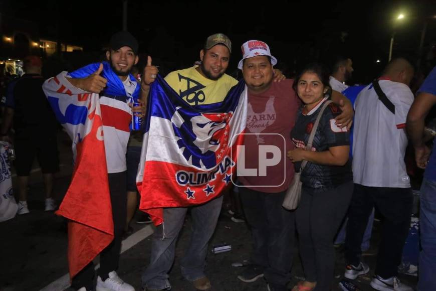 La afición del Olimpia celebró hasta la madrugada de 24 de diciembre en San Pedro Sula el tetracampeonato logrado por el equipo de Pedro Troglio tras ganar la Gran Final del Torneo Apertura 2021 al Real España.