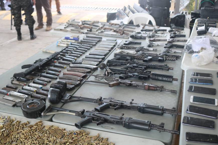 Parte de las armas de asalto decomisadas por la Policía Militar después de tomar el control de la cárcel de Támara, Francisco Morazán, como parte de la operación denominada “Fe y Esperanza”.