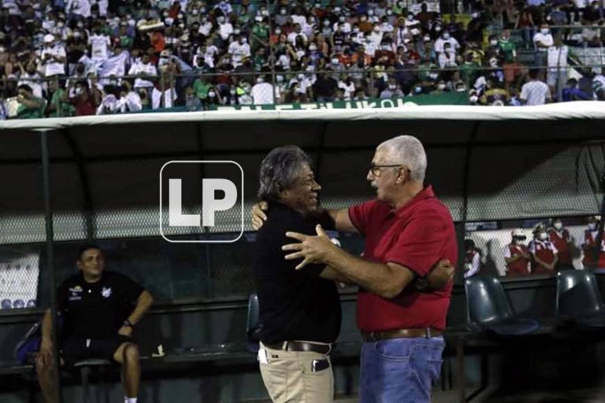 El tremendo abrazo que se dieron Ramón Maradiaga y Manuel Keosseián antes del inicio del partido.