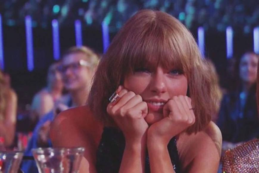 Taylor Swift así mirada a Calvin Harris cuando recibía su premio.