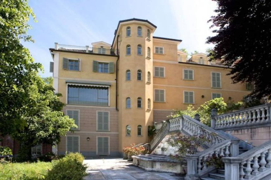 La masión es una villa de época en la colina más hermosa y elegante de Strada San Vito, sobre Val Salice (Turín).