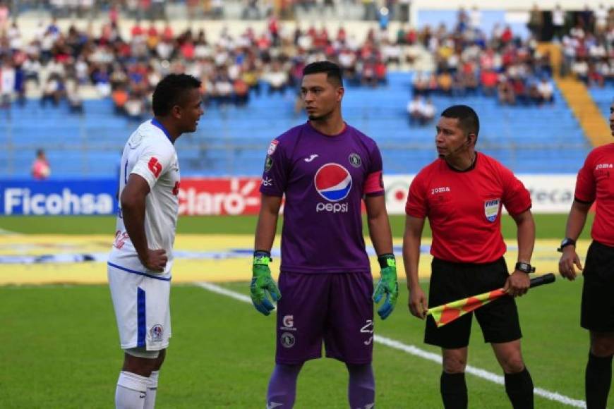 El portero Marlon Licona del Motagua fue el capitán de los azules, mientras que por Olimpia estuvo Ever Alvarado.