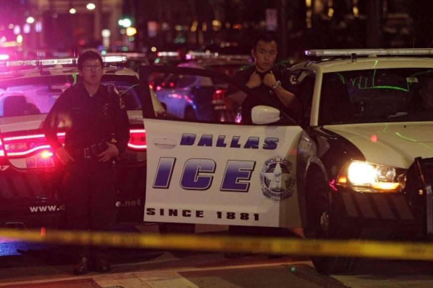 Al menos tres francotiradores mataron a cinco policías e hirieron a otros seis en Dallas (Texas), en un episodio que el presidente estadounidense Barack Obama definió como un ataque 'salvaje, calculado y despreciable'.
