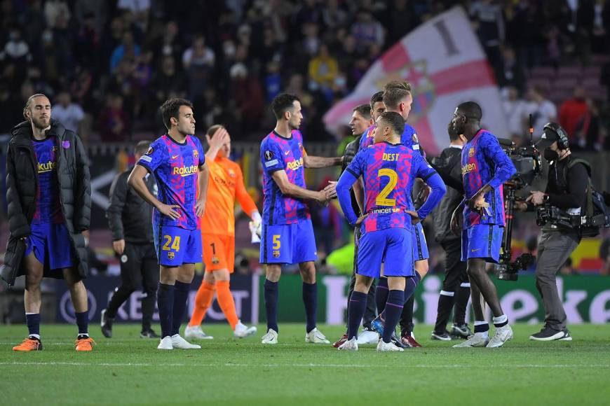 Jugadores del Barcelona, tristes y cabizbajos por la eliminación en la Europa League.
