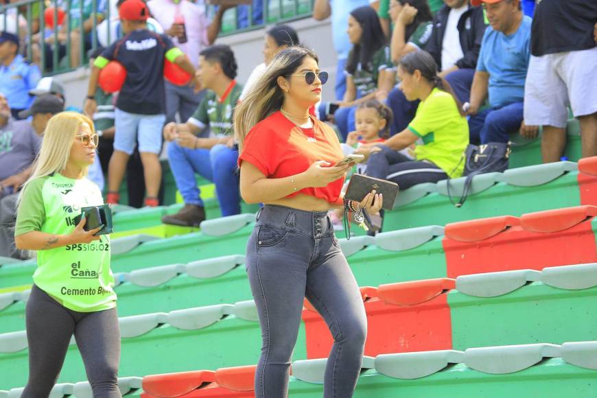 La bella Ana Reyes llegó al estadio Yankel Rosenthal y así fue captada por lente de Diario LA PRENSA. Es la pareja sentimental del futbolista Selvin Guevara del Marathón.