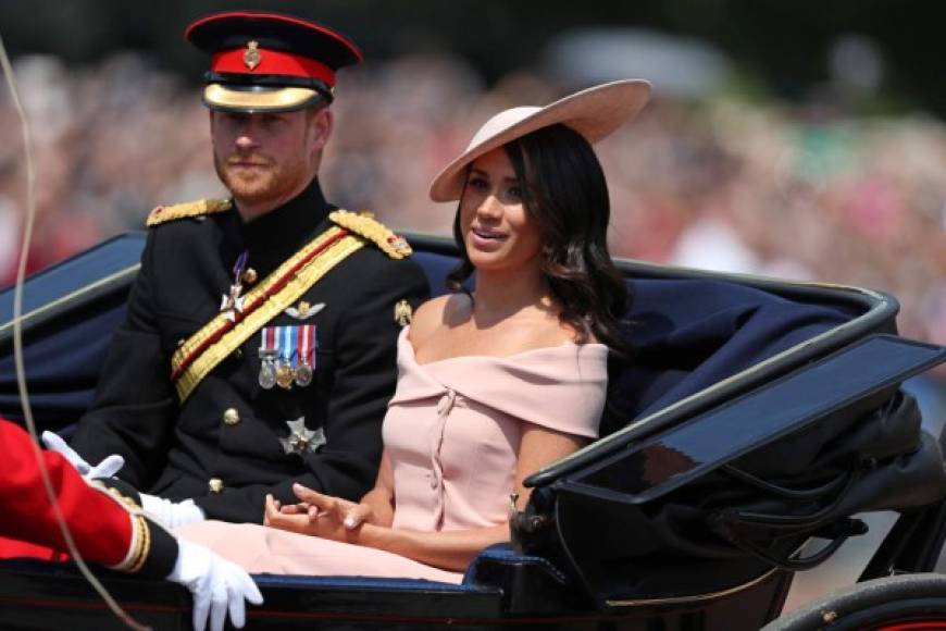 La duquesa de Sussex optó por un vestido rosa pálido de Carolina Herrera con un sombrero a juego de Philip Treacy.