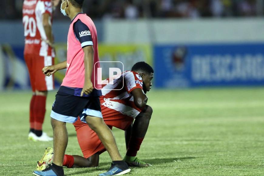 Edson Danilo Palacios se lamenta hincado tras perder contra el Motagua.