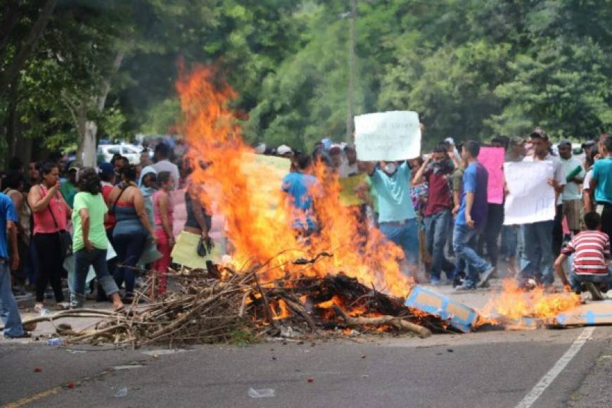 La Policía Nacional de Honduras decomisó este viernes varias llantas, gasolina, bombas molotov y morteros de alto poder a los familiares y amigos de los internos durante una protesta registrada en las afueras de la cárcel de máxima seguridad en Ilama, Santa Bárbara, mejor conocida como 'El Pozo'.