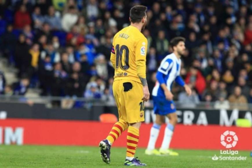 El descuido de Messi. El astro argentino jugó parte del partido ante Espanyol con la calzoneta rota. ¿Qué pasó 'Pulga'?