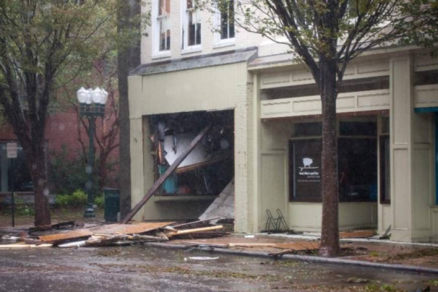 Las marejadas y las ráfagas de viento continúan (con) inundaciones catastróficas esperadas en partes de Carolina del Norte y del Sur.