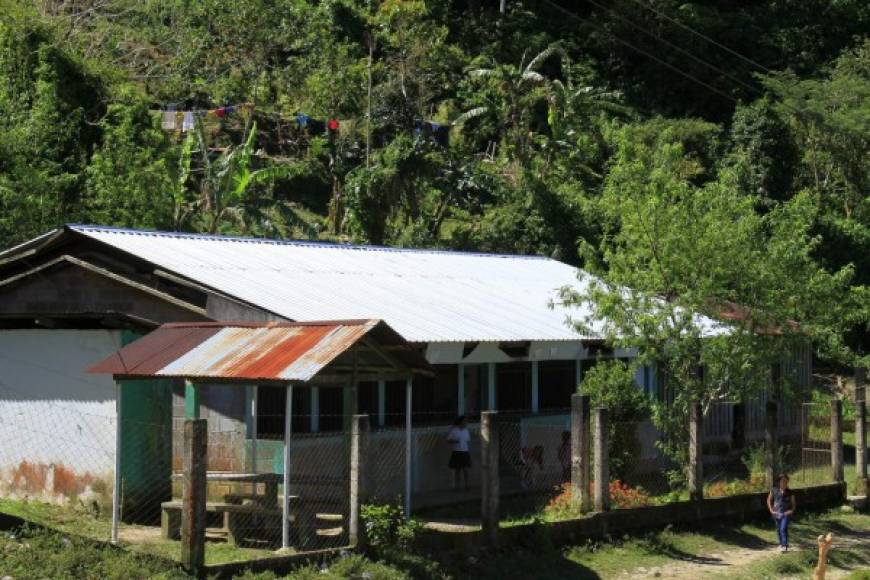 La escuela Luces del Merendón está ubicada en la comunidad de Las Cruces en El Merendón.