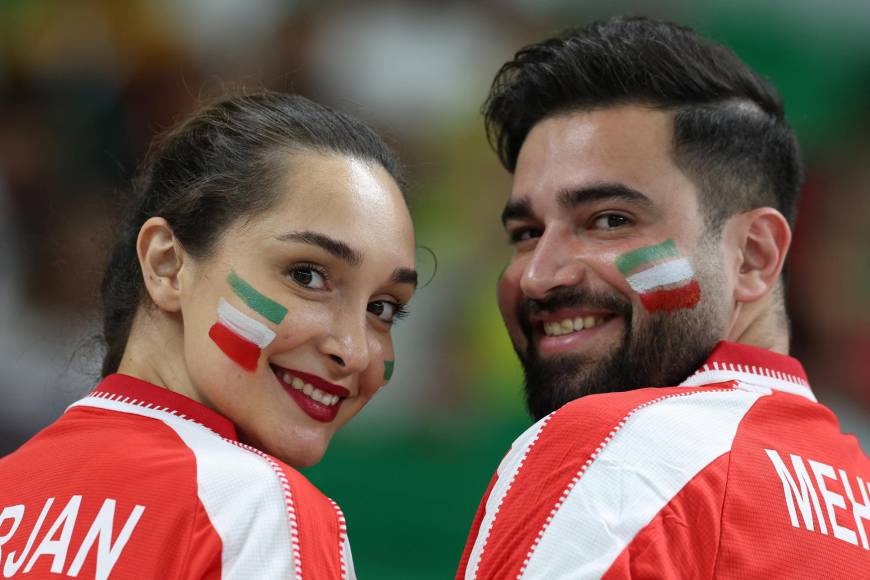 Esta pareja de aficionados mostró su emoción a las cámaras.