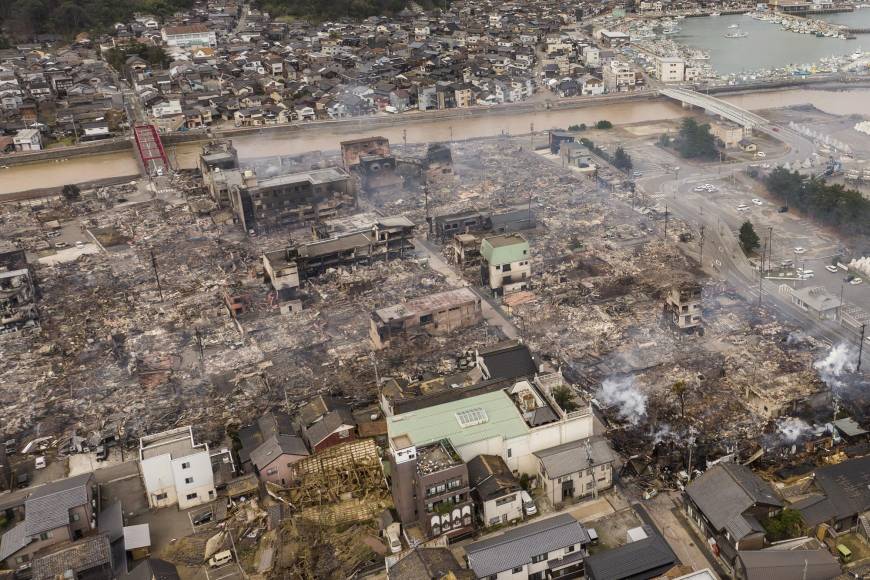En la península de Noto el <b>terremoto</b> derribó casas, provocó incendios, hundió barcos pesqueros y dejó deslizamientos de tierra sobre los caminos. 