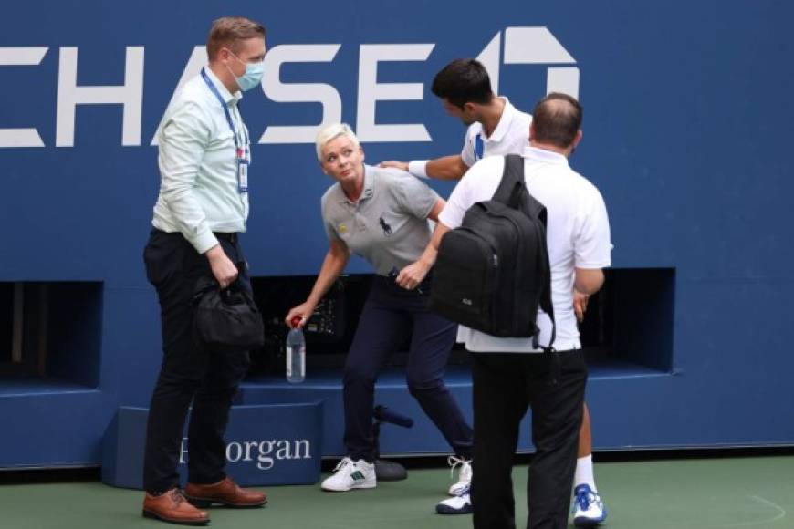 Minutos antes en ese mismo juego, Djokovic había sufrido un golpe en el hombro izquierdo al resbalar y caer en mala posición tratando de devolver un ajustado disparo de Carreño. Tras recibir atención, Djokovic volvió a la cancha para acabar perdiendo el juego y cometer luego el incidente con la jueza.