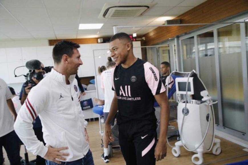 Su encuentro con Mbappé era el más esperado y ambos se fundieron en un abrazo de respeto y admiración.