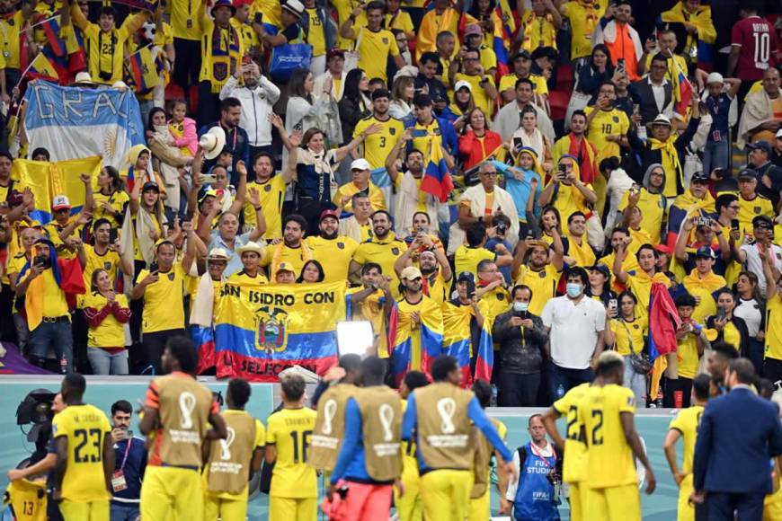 Los jugadores ecuatorianos celebraron con su afición al final del partido en el estadio Al Bayt.