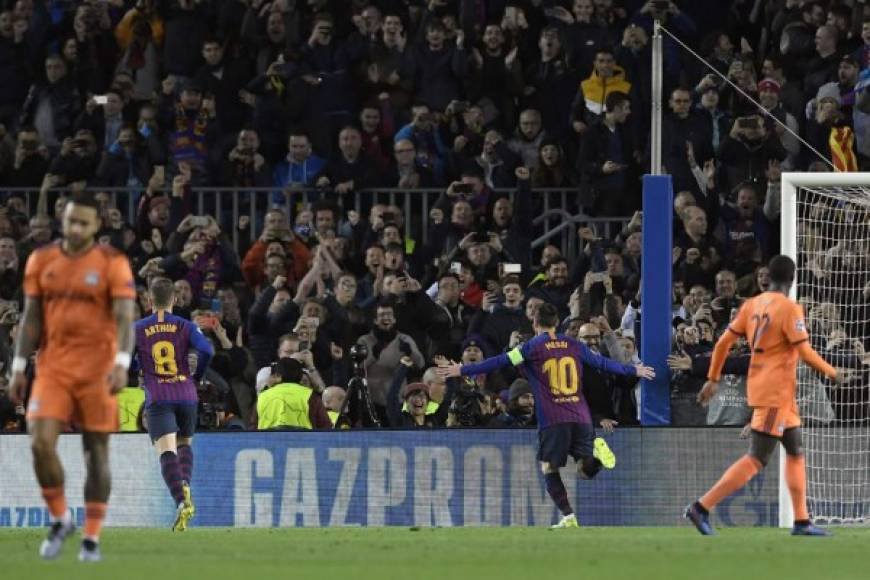 Messi corre a celebrar su gol y al fondo festejan los aficionados azulgranas.