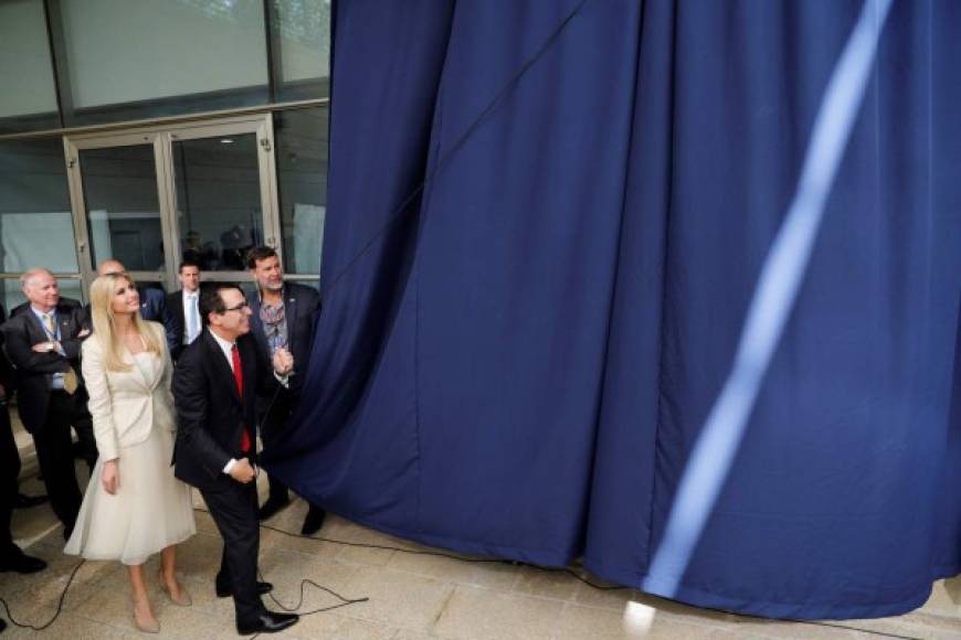 Ivanka Trump, en nombre de su padre, el presidente estadounidense, Donald Trump, junto al secretario del Tesoro, Steve Mnuchin, destaparon hoy la placa que inauguró la embajada de EEUU ante Israel en Jerusalén, en una histórica ceremonia.