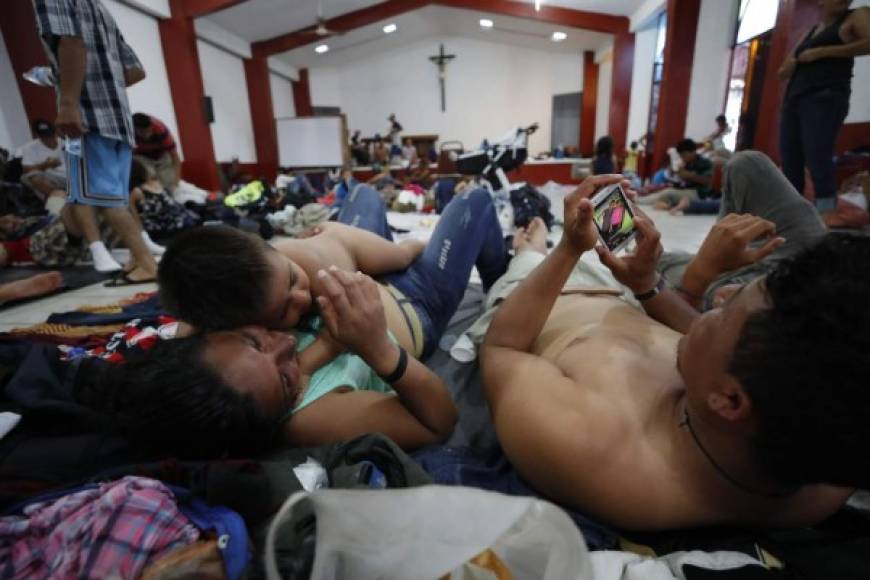 Los migrantes descansan en iglesias y albergues habilitados por las autoridades de Chiapas en Huixtla.