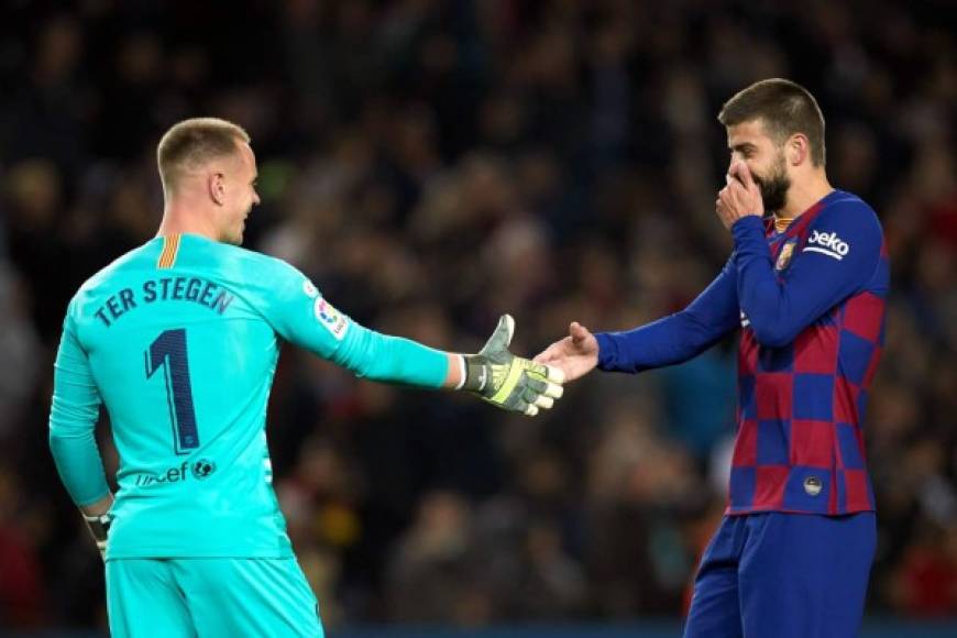 Marc-André ter Stegen es felicitado por Gerard Piqué tras la asistencia a Antoine Griezmann en el primer gol ante Mallorca.