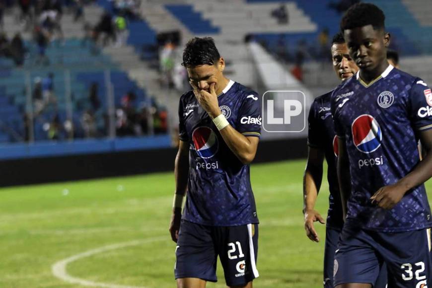 El paraguayo Roberto Moreira se fue cabizbajo del estadio Nacional. Falló un penal en los últimos minutos del partido.