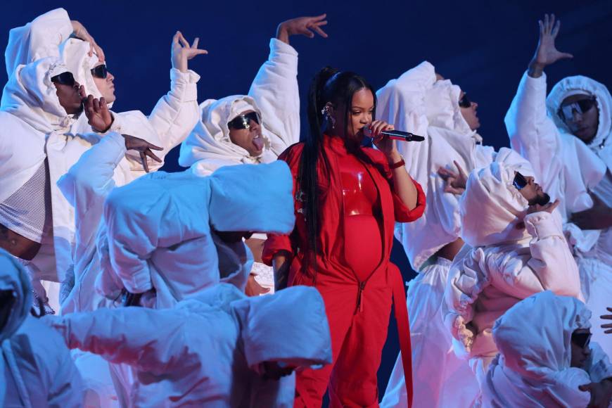 Rihanna se presentó completamente de rojo con un body que reveló un abultado vientre, despertando las alertas de un posible embarazo. 