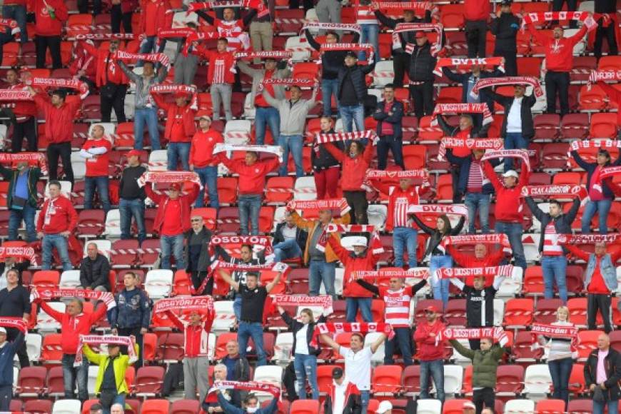 El fútbol se reencontró este fin de semana con sus espectadores en Hungría, donde los estadios abrieron sus puertas al público por primera vez desde hace más dos meses tras el parón que comenzó en marzo debido a la pandemia de coronavirus. Fotos AFP y EFE.