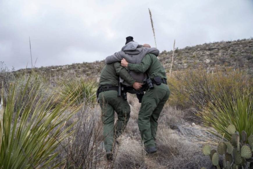 'El contrabando humano (...) solo se trata de dinero y no les importa nada de los individuos que cruzan' por la frontera, consideró Derek Boyle, comandante de la Patrulla Fronteriza de Presidio.