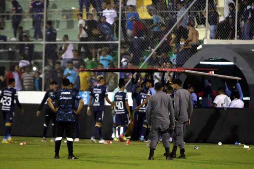 La tristeza de los jugadores del Motagua por la derrota contra el Olimpia en la ida de la final del Torneo Apertura 2022.