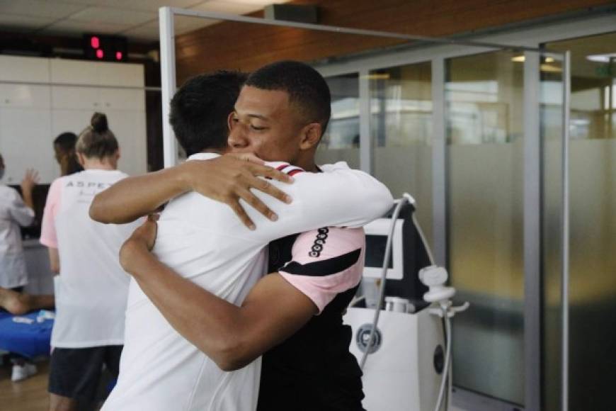 Llegó el turno de Kylian Mbappé. El joven francés, admirador declarado de Cristiano Ronaldo, le dio este abrazo a Lionel Messi para darle la bienvenida al club parisino.