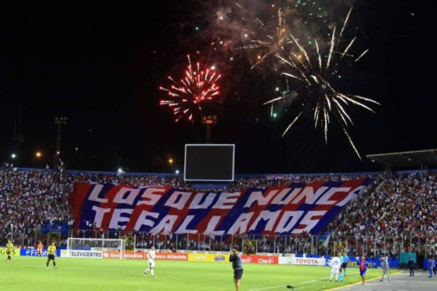 Los aficionados del Olimpia hicieron una fiesta en los últimos minutos del partido con fuegos pirotécnicos.