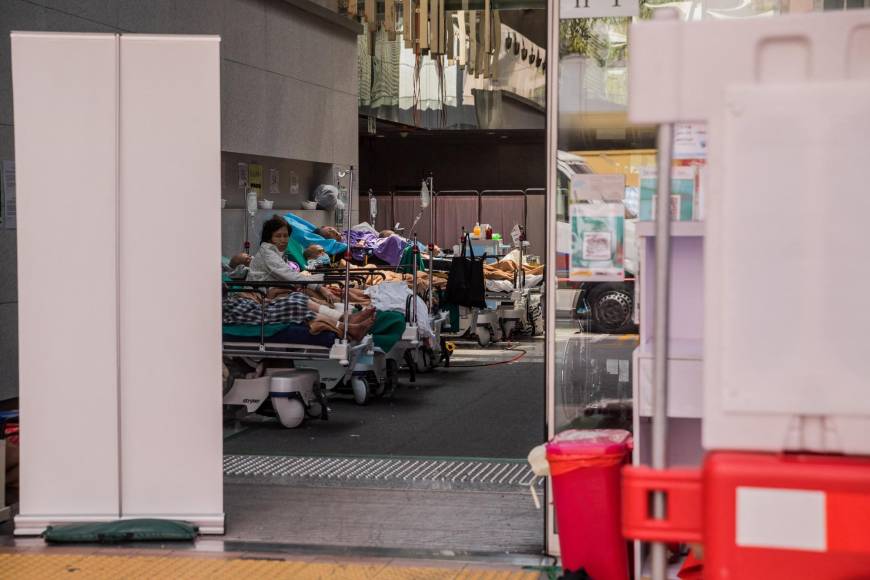 China quiere evitar hallarse en la misma situación que su región semiautónoma de Hong Kong (sud), donde los hospitales están sumergidos por una explosion de casos.