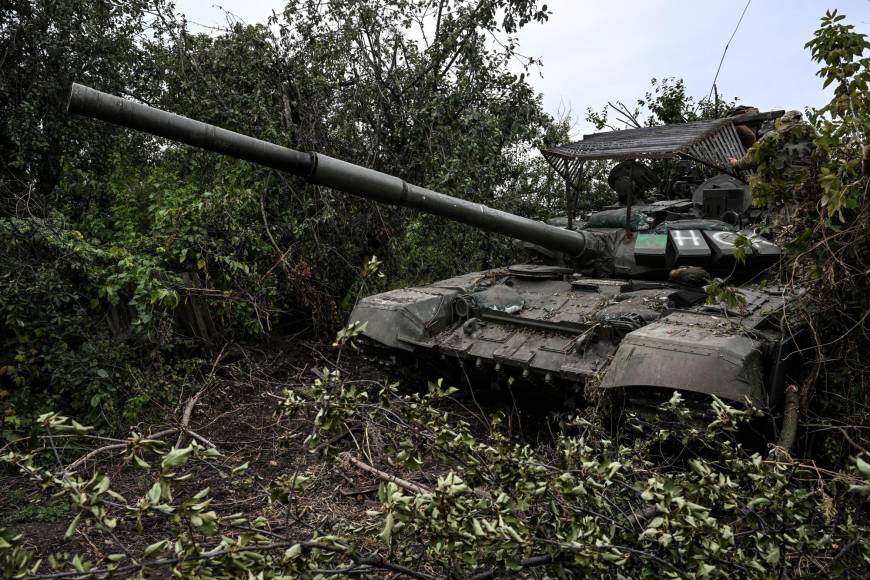 Ante este revés para las fuerzas rusas, Moscú retomó un tono ofensivo y anunció el bombardeo de las zonas recuperadas por Kiev en la región de Járkov, en los sectores de Kupiansk e Izium. 