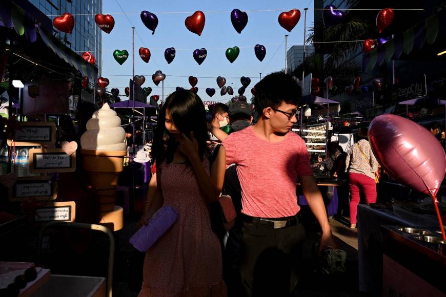 En Myanmar las calles fueron decoradas con globos de corazones por el Día del Amor y la Amistad. 