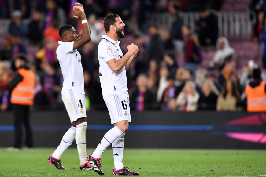 El español Nacho Fernández y el austriaco David Alaba gritan con todo la victoria a las gradas del Camp Nou.