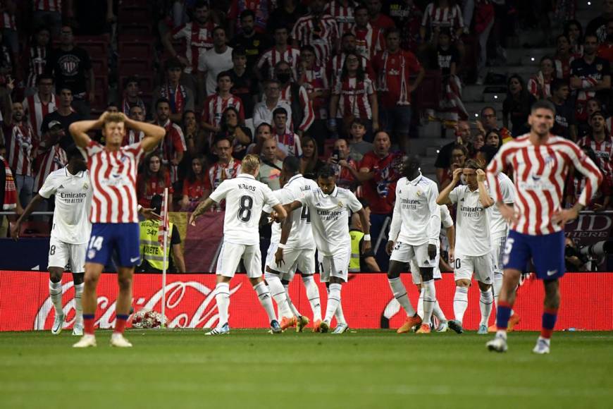 Los jugadores del Real Madrid celebrando el gol de Rodrygo Goes en el derbi madrileño.