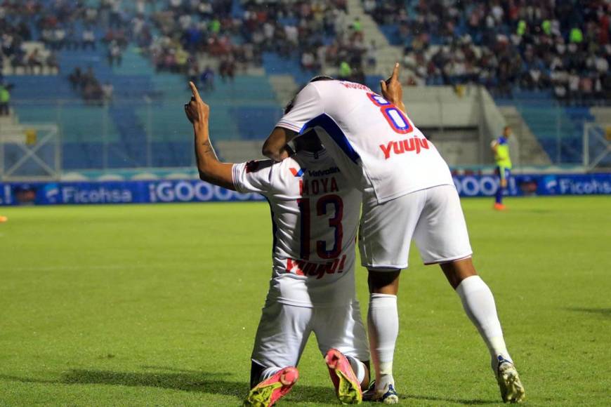 Brayan Moya se hincó para celebrar y agradecer a Dios por su tercer gol del campeonato.
