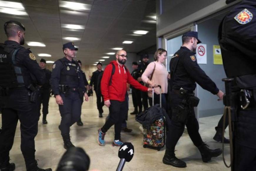 Los ocupantes del avión se reunieron con los familiares que acudieron hasta el aeropuerto.