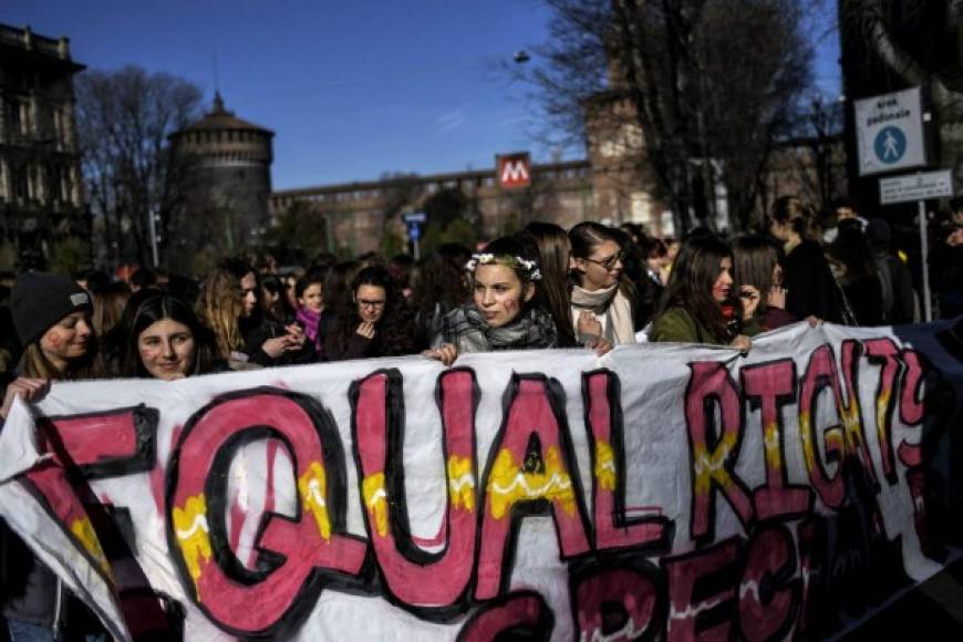 En Italia, un llamado a huelga para protestar contra la violencia a las mujeres fue seguido de distintas maneras. El movimiento afectó sobre todo el metro y los buses en Roma, así como los trenes y tráfico aéreo. Varios vuelos domésticos fueron anulados en el aeropuerto de Roma.