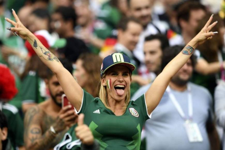 Esta bella aficionada mexicana celebrando la victoria de su selección sobre Alemania. Foto AFP