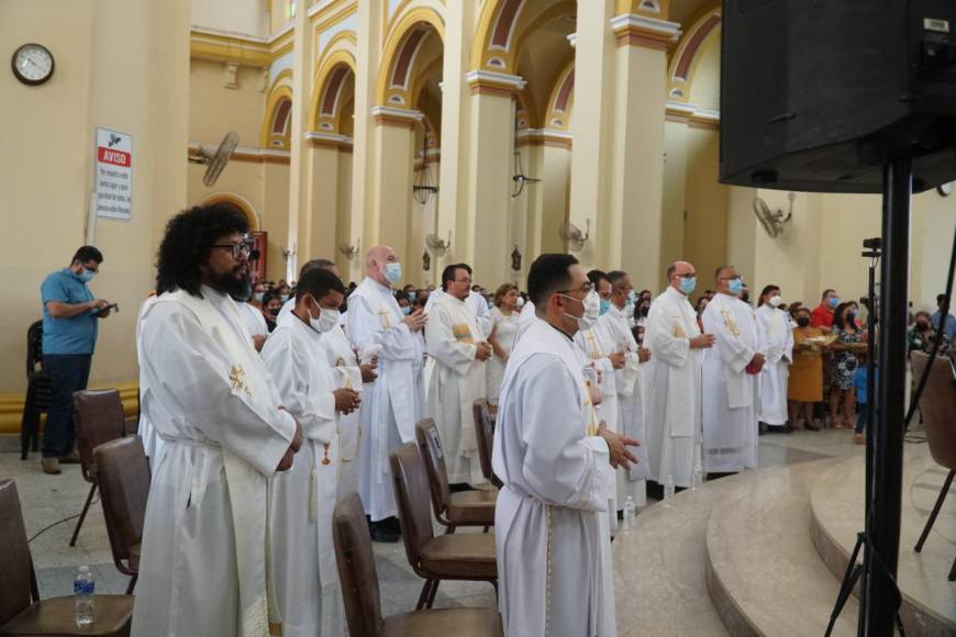  Daniel Alejandro Fernández, originario de San Pedro Sula, y Miguel Edgardo Pérez, de Marcala, La Paz, son los dos nuevos sacerdotes.