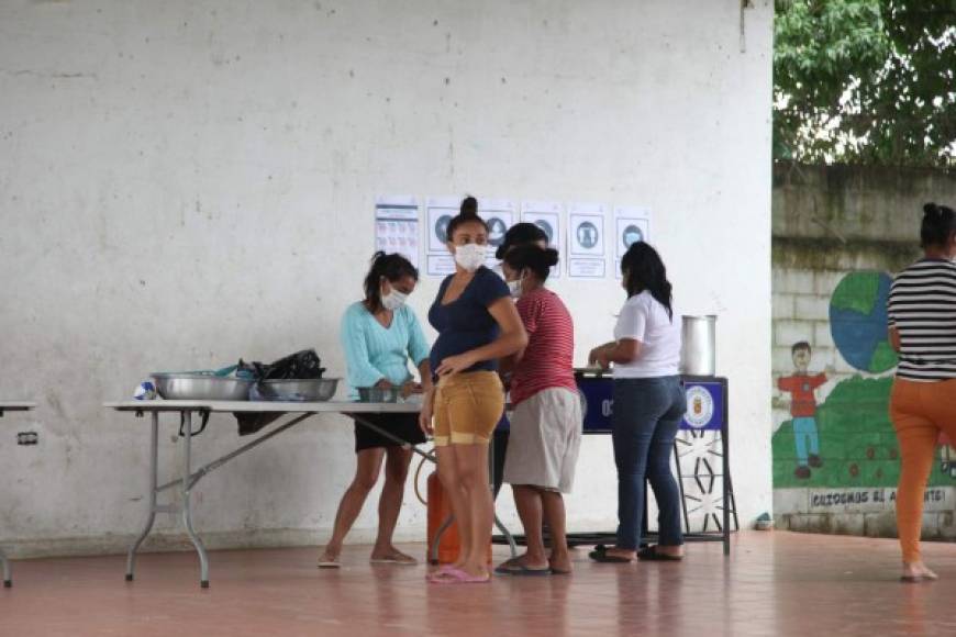 Algunas familias se han solidarizado y han llegado hasta los albergues para repartir comida a los afectados.