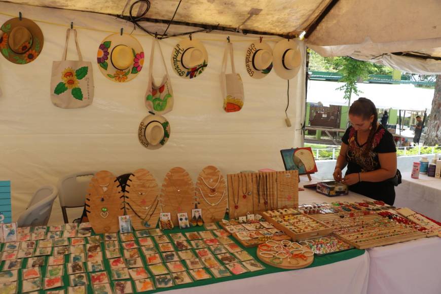 Con su oferta diversa de actividades y la presencia de artesanos locales, la Feria de Los Llanos continúa siendo un reflejo de la rica cultura y vitalidad de Santa Rosa de Copán. 