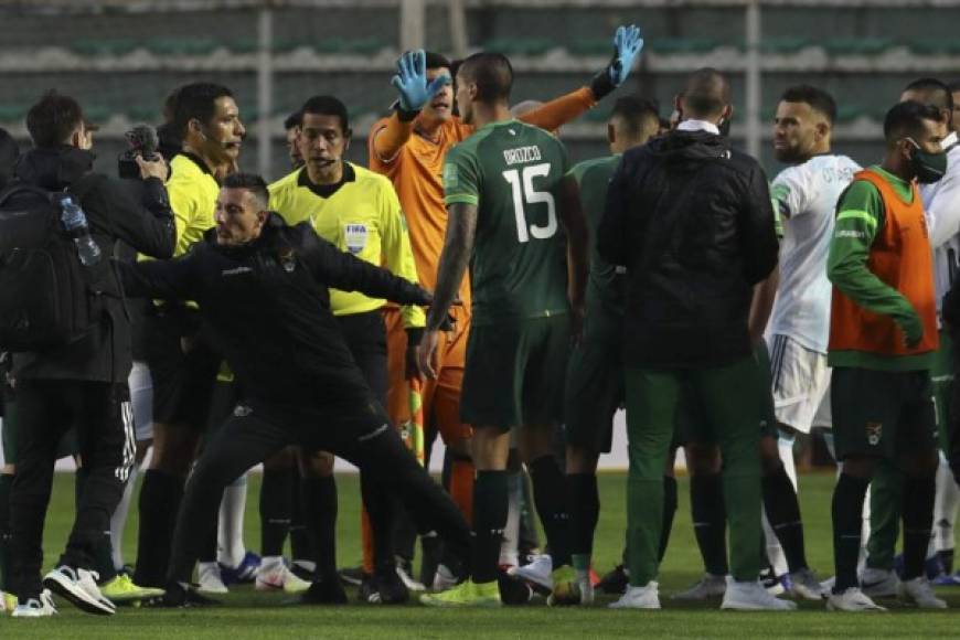 Tras el pitazo final, Lionel Messi protagonizó un cruce de palabras con el preparador físico Lucas Nava de Bolivia y tuvieron que separarlos. Además el astro argentino tuvo una pelea con el delantero Martins.