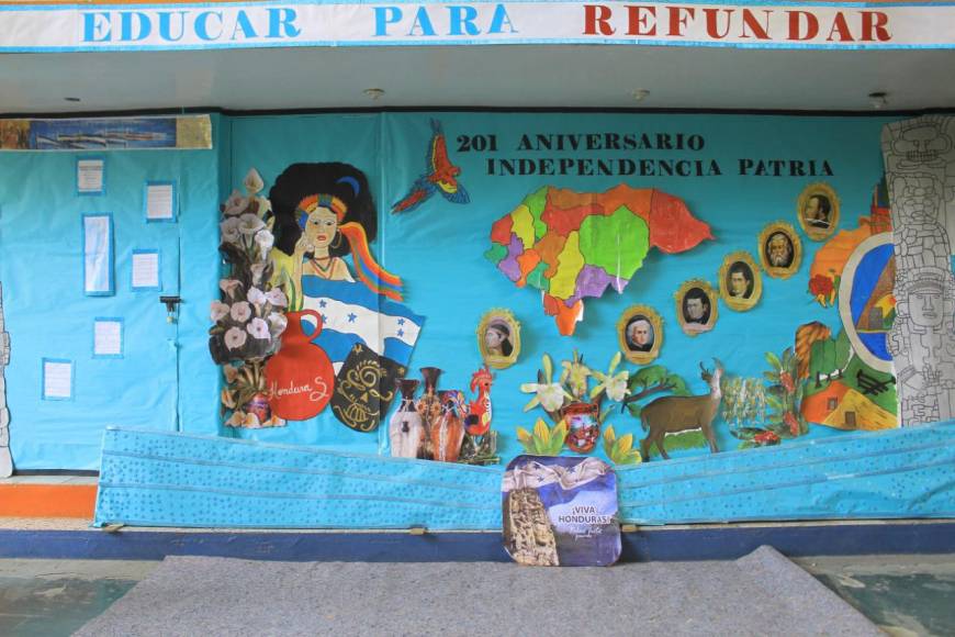El Instituto Rafael Heliodoro Valle de la colonia Montefresco montó un vistozo mural cívico resaltando la cultura y patriotismo hondureño.