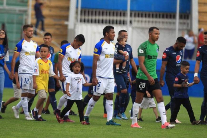 La entrada de los equipos Motagua y Olimpia a la cancha del estadio Nacional.